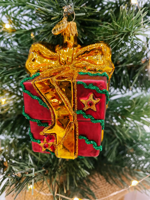 Bundled Gift in Holly Red