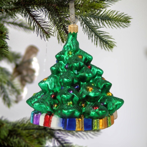 christmas_tree_w_presents_1.jpg